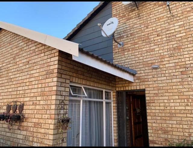 3 BEDROOM TOWNHOUSE FOR SALE IN VANDERBIJLPARK SW 5